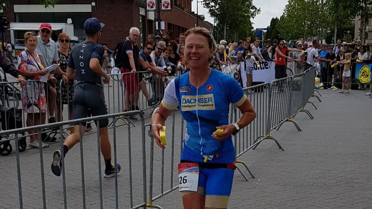 Frau läuft Marathon und lächelt